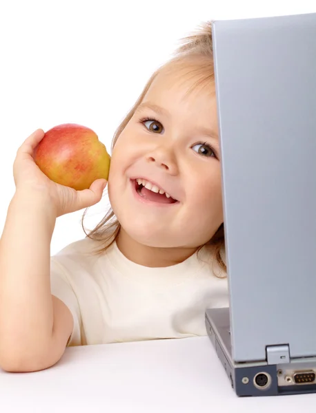Niedliches Kleines Mädchen Mit Laptop Und Rotem Apfel Isoliert Über — Stockfoto