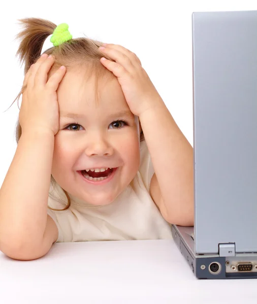 Roztomilá Holčička Dívá Její Laptop Izolované Bílém — Stock fotografie
