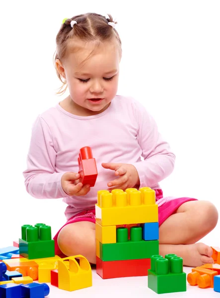 Kleines Mädchen mit Bausteinen — Stockfoto