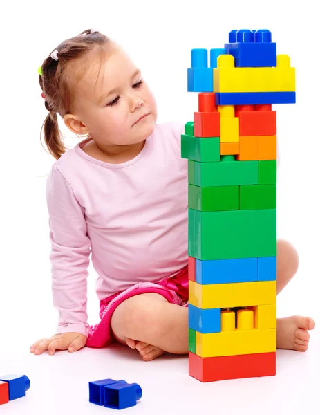 Menina Bonito Está Brincando Com Tijolos Construção Enquanto Sentado Chão — Fotografia de Stock