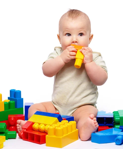 Мальчик со строительными кирпичами — стоковое фото