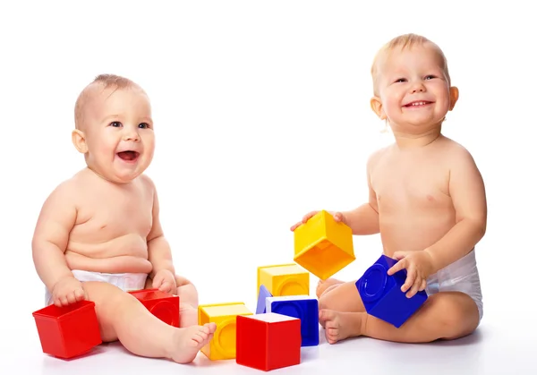 Двое детей играют со строительными кирпичами — стоковое фото
