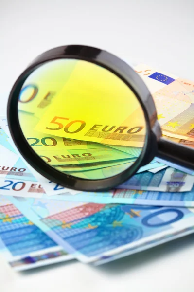 Kis Halom Euro Valuta Nagyító Alatt — Stock Fotó