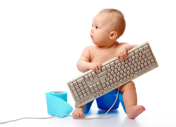Kleines Kind tippt auf Tastatur — Stockfoto