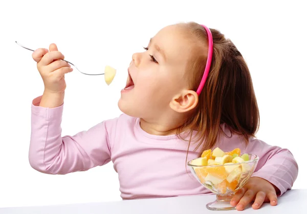 Dziewczynka zjada sałatkę owocową — Zdjęcie stockowe