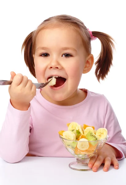 Kleines Mädchen isst Obstsalat — Stockfoto