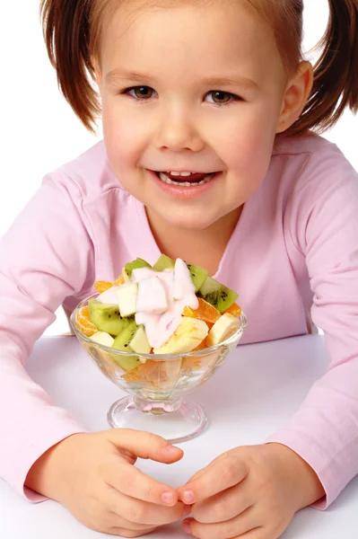 フルーツ サラダ 白で分離を保持している幸せな女の子 — ストック写真