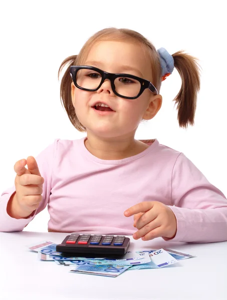 Schattig Klein Meisje Speelt Met Geld Geïsoleerd Wit — Stockfoto