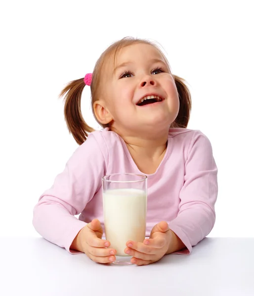 Bir Bardak Süt Beyaz Bitti Izole Sevimli Küçük Kız — Stok fotoğraf