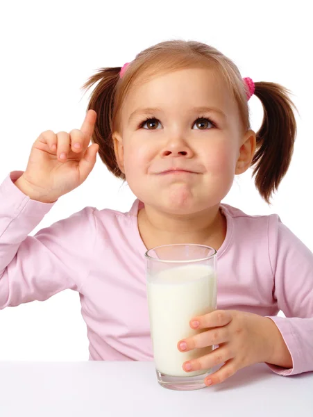 Petite fille boit du lait — Photo