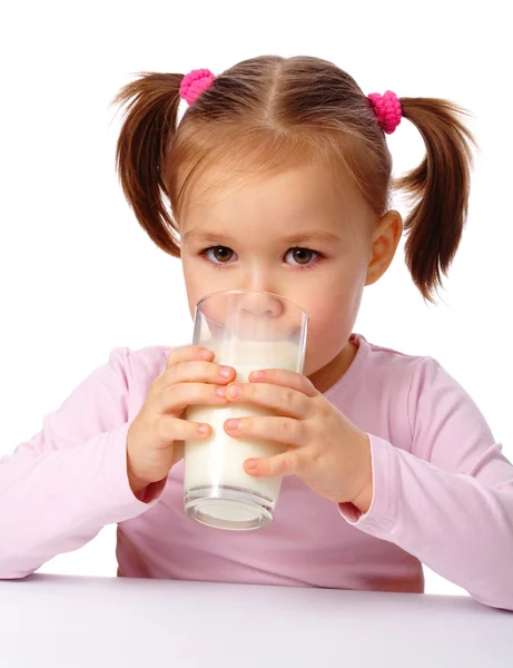 Cute Dziewczynka Pije Mleko Białym Tle Nad Białym — Zdjęcie stockowe