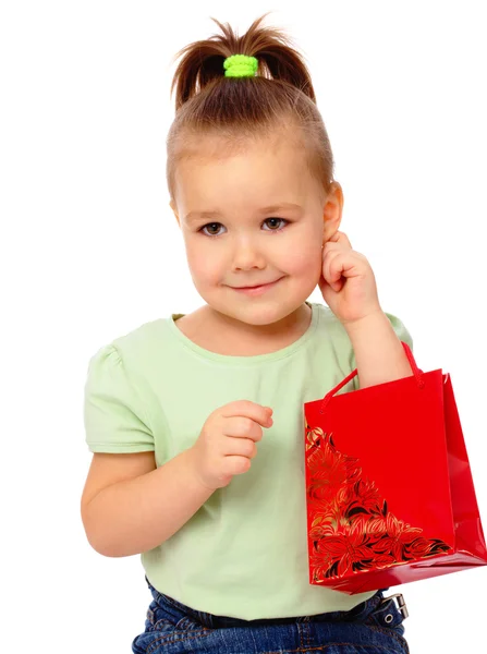Roztomilá holčička s červeným Nákupní taška — Stock fotografie