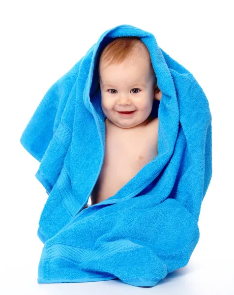 Gelukkig Kindje Verpakt Blauwe Handdoek Geïsoleerd Wit — Stockfoto
