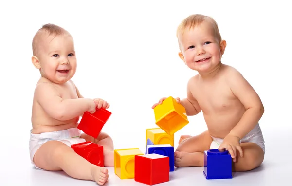 Dvě děti hrají cihly — Stock fotografie