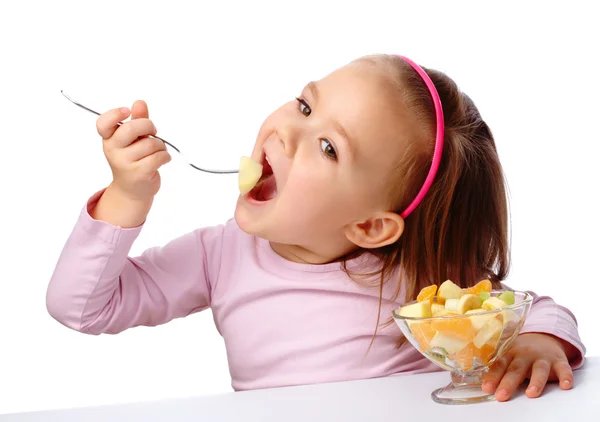 Bambina mangia macedonia di frutta — Foto Stock
