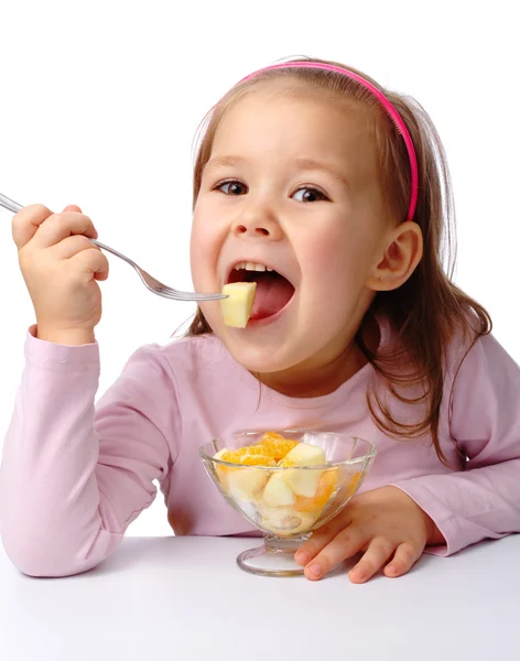Liten flicka äter fruktsallad — Stockfoto