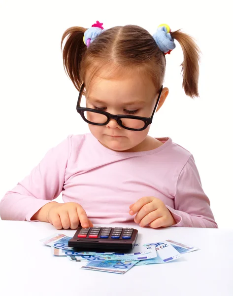 Kleines Mädchen spielt mit Geld — Stockfoto