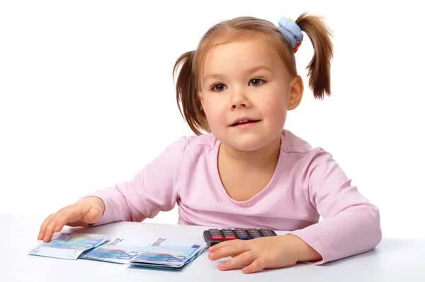 Маленькая девочка с несколькими бумажными банкнотами евро — стоковое фото
