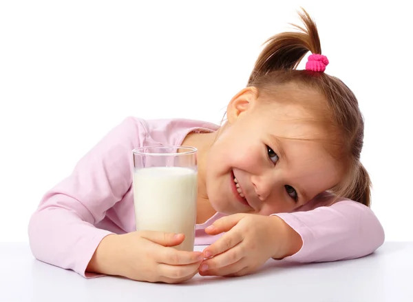 Liten flicka med ett glas mjölk — Stockfoto