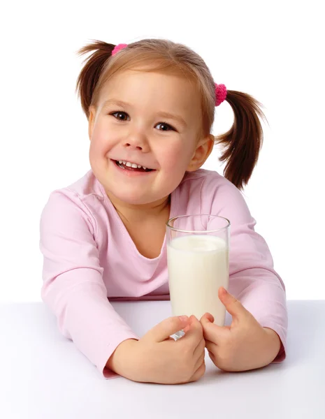 Bir bardak sütle küçük bir kız — Stok fotoğraf