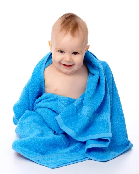 Niedliches Kind in blaues Handtuch gewickelt — Stockfoto