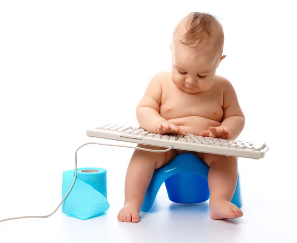 Kleines Kind tippt auf Tastatur — Stockfoto