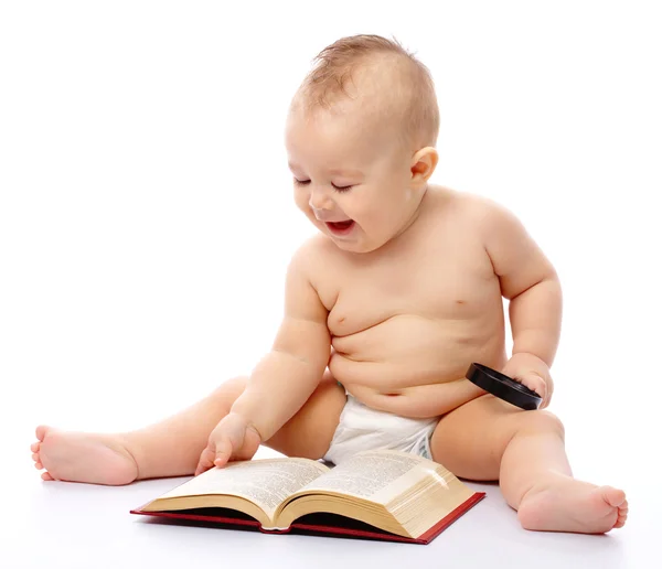Bambino giocare con libro e lente d'ingrandimento — Foto Stock