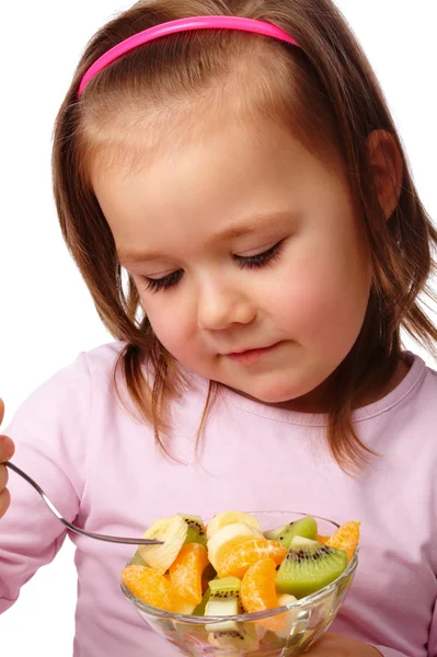 Küçük kız meyve salatası yiyor — Stok fotoğraf