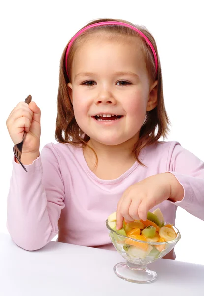 Liten flicka äter fruktsallad — 图库照片