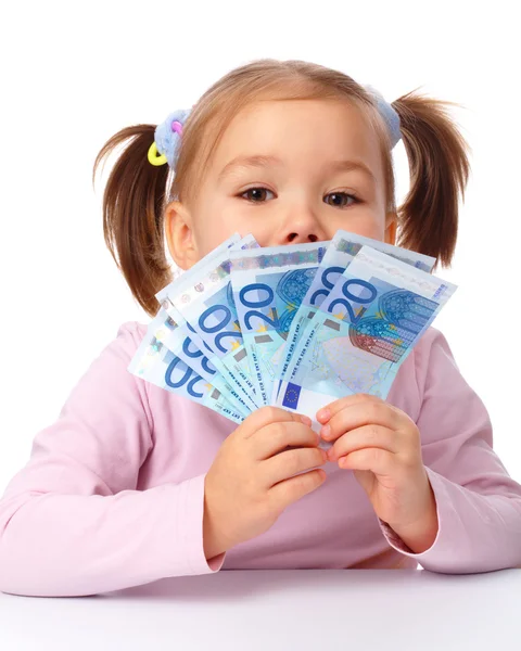 Κοριτσάκι με λίγα χαρτί τραπεζογραμμάτια ευρώ — Φωτογραφία Αρχείου