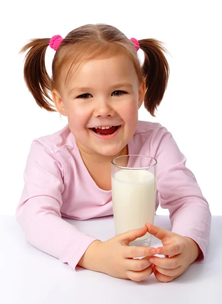 Bambina con un bicchiere di latte — Foto Stock