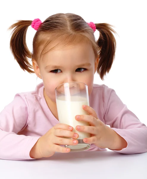 Küçük kız süt içiyor. — Stok fotoğraf