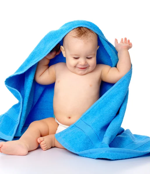 Criança bonito envolto em toalha azul — Fotografia de Stock