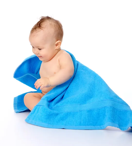 Mavi havlu sarılmış şirin çocuk — Stok fotoğraf