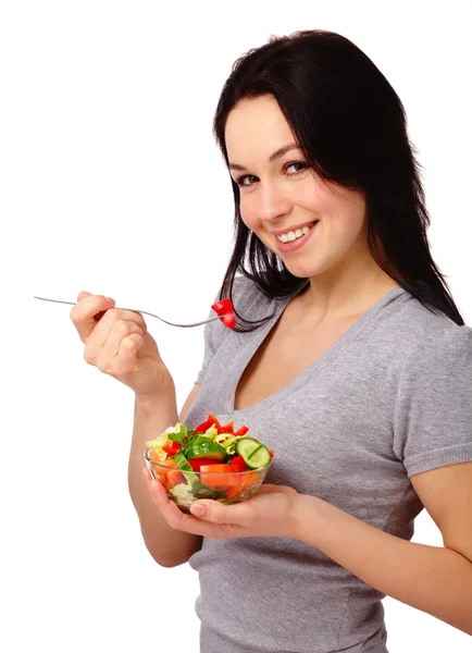 Молода приваблива жінка їсть овочевий салат — стокове фото