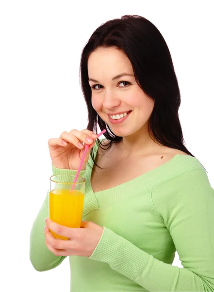 Giovane donna attraente beve succo d'arancia — Foto Stock