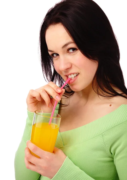 Junge attraktive Frau trinkt Orangensaft — Stockfoto