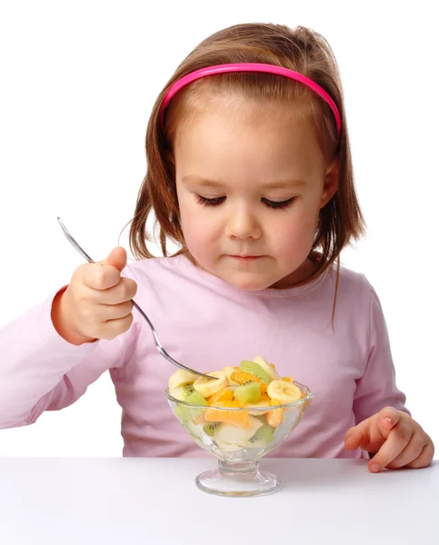 Klein meisje eet fruitsalade — Stockfoto