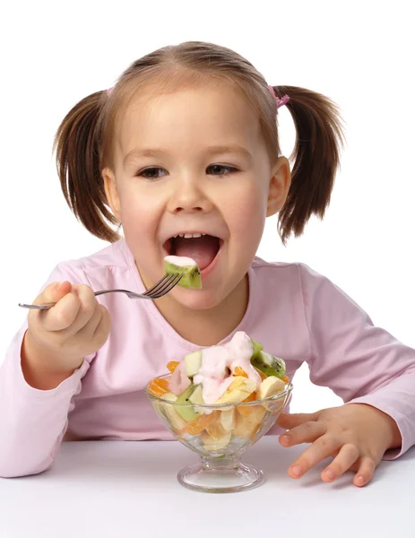 Menina come salada de frutas — Fotografia de Stock
