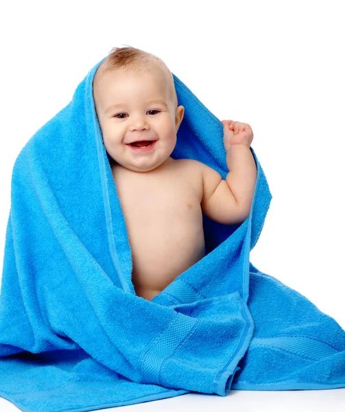 Roztomilé dítě zabalené v modrý ručník — Stock fotografie