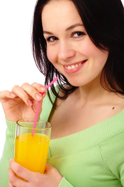 Ung attraktiv kvinna dricker apelsinjuice — Stockfoto