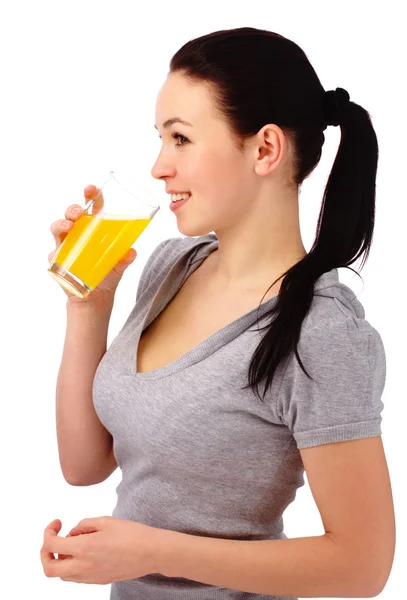 Młoda atrakcyjna kobieta pije sok pomarańczowy — Zdjęcie stockowe