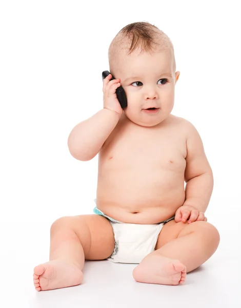 Schattige kleine baby is praten op mobiele telefoon — Stockfoto
