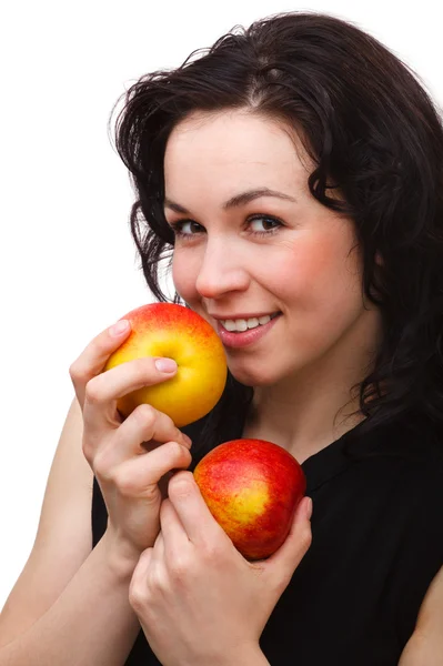 Mladá atraktivní žena s dvěma červené jablko — Stock fotografie