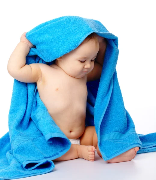 Schattig kind verpakt in blauwe handdoek — Stockfoto