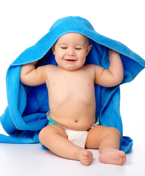 Bambino carino avvolto in un asciugamano blu — Foto Stock