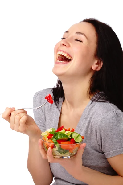 Молодая привлекательная женщина ест овощной салат — стоковое фото