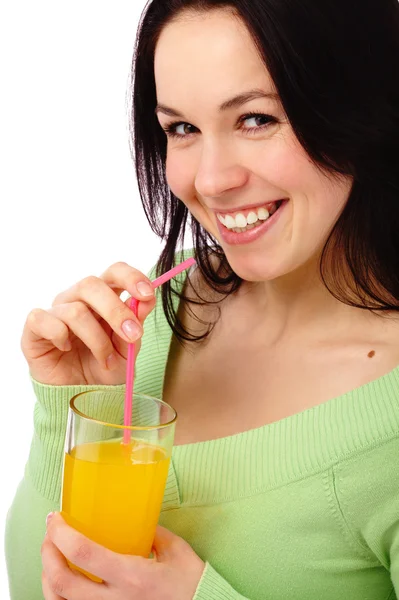 Ung attraktiv kvinna dricker apelsinjuice — Stockfoto