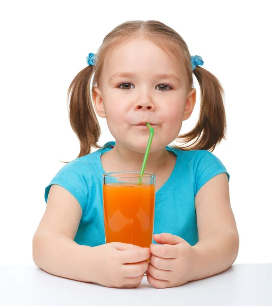 Little girl drinks orange juice — Stock Photo, Image