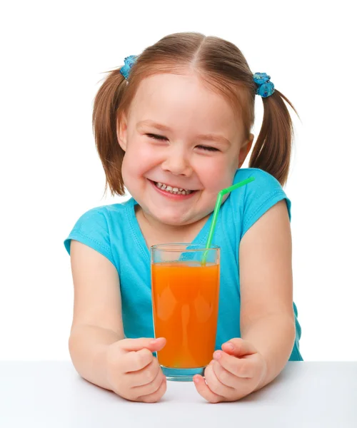 Счастливая маленькая девочка с апельсиновым соком — стоковое фото